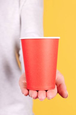 Kırmızı tek kullanımlık bardakla..