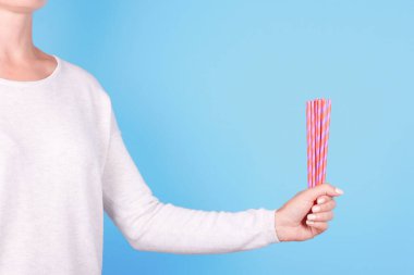 Kırmızı pipetli el..