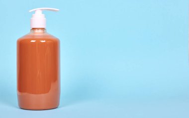 Turuncu sıvı sabun şişesi, plastik şeker kutusu..