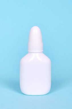 Burun spreyi, beyaz şişede damlalar..