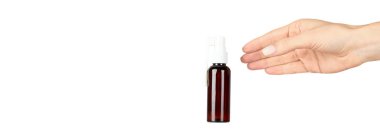 Elle boğaz ağrısı spreyi, cam şişe. Beyaz arkaplanda izole.