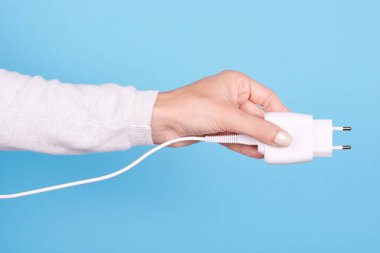 Beyaz güç ünitesi ile el..