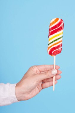 Çizgili şeker kamışlı el.