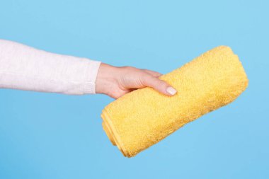 Katlanmış sarı havluyla..