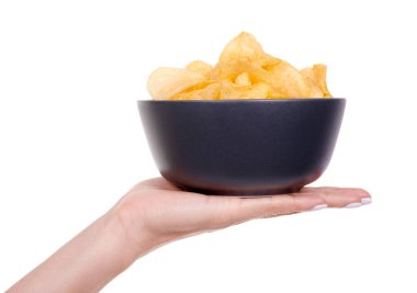 Siyah kasede altın patates cipsi.