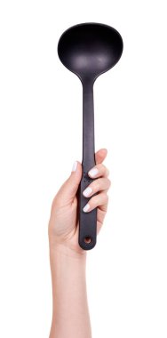 Siyah plastik kepçeli el, mutfak aletleri..