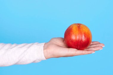 Elinde taze şeftali.
