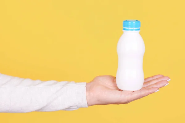 Botella Blanca Con Yogur Para Niños Mano — Foto de Stock