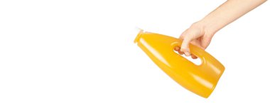 Elle şişedeki organik mango suyu. Beyaz arkaplanda izole.