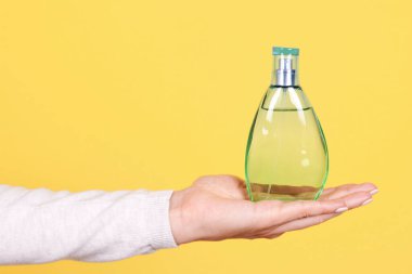 Lüks parfüm şişesiyle..