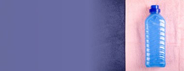 Tekstil kompozisyonu üzerine mavi saç kremi..