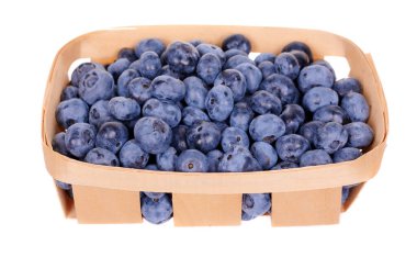 Tahta sepette taze çiğ yaban mersini..