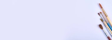 Beyaz kağıda boya fırçası. Düz konum, genel görünüm resmi.