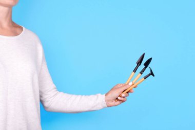 Elinde bahçe aletleri, izole edilmiş..