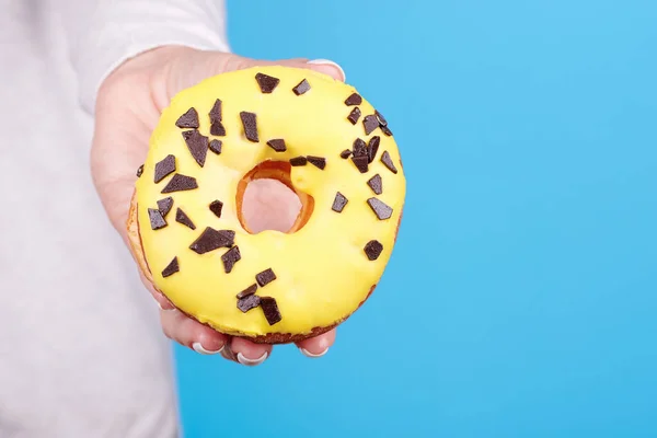 Zoete Donut Met Chocolade Druppels Hand — Stockfoto