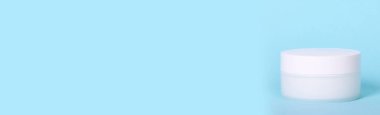 Beyaz krema kutusu. Mavi arkaplanda izole.