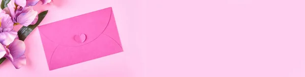 Конверт Цветы Розовом Фоне — стоковое фото