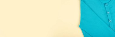 Tekstil, renk arkaplanı üzerine gömlek kompozisyonu.