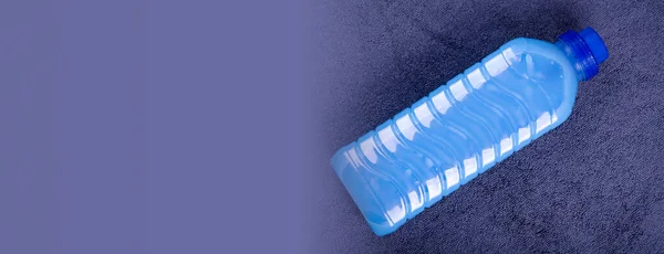Acondicionador Azul Botella Sobre Composición Textil —  Fotos de Stock