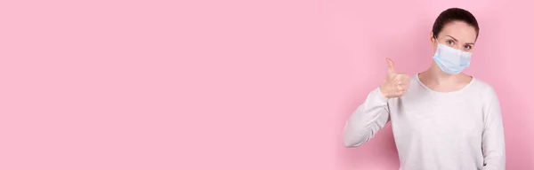 Portrét Brunetky Usmívající Lékařské Masce Gesto Palce Nahoru Izolované Růžovém — Stock fotografie