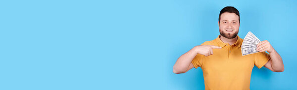 Брюнетка обрадовала мужчину с кучей бумажных денег..