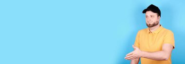 Esmer adam elini uzatıyor, selam veriyor..