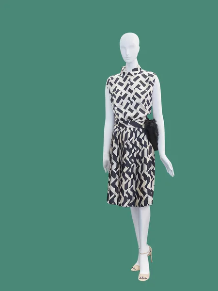 Ganzkörperschaufensterpuppe Trägt Kleid Mit Geometrischem Muster Über Grünem Hintergrund Keine — Stockfoto