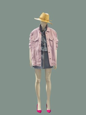 Tam uzunlukta kadın manken izole moda giysiler içinde giyinmiş. Hiçbir marka isimleri veya telif hakkı nesneleri.