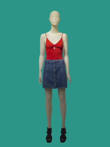 Full Length Manekýn Oblečený Červené Top Džíny Sukně Nad Zeleným — Stock fotografie