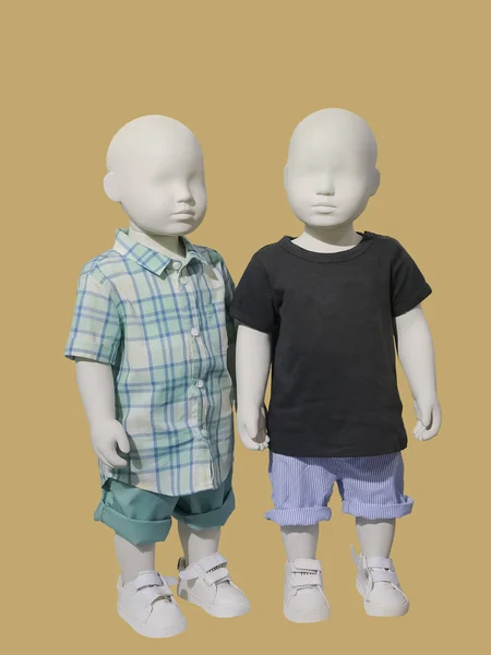 Zwei Kinder Schaufensterpuppen Lässiger Kinderkleidung Isoliert Keine Markennamen Oder Copyrightobjekte — Stockfoto