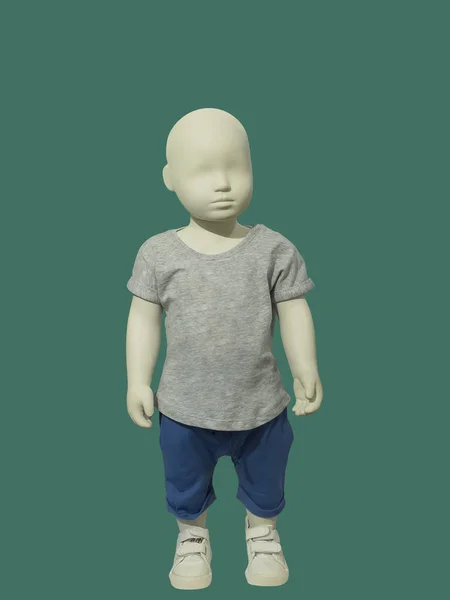 フルレングスの子供のマネキンを着たカジュアルな服 緑の背景に分離されました ないブランド名や著作物 — ストック写真