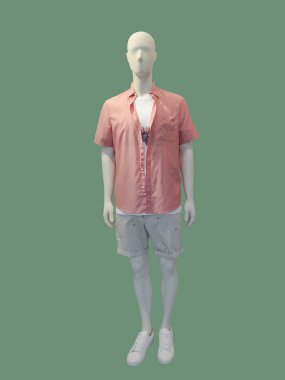Tam uzunlukta erkek manken yaz rahat kıyafetler izole içinde giyinmiş. Hiçbir marka isimleri veya telif hakkı nesneleri.
