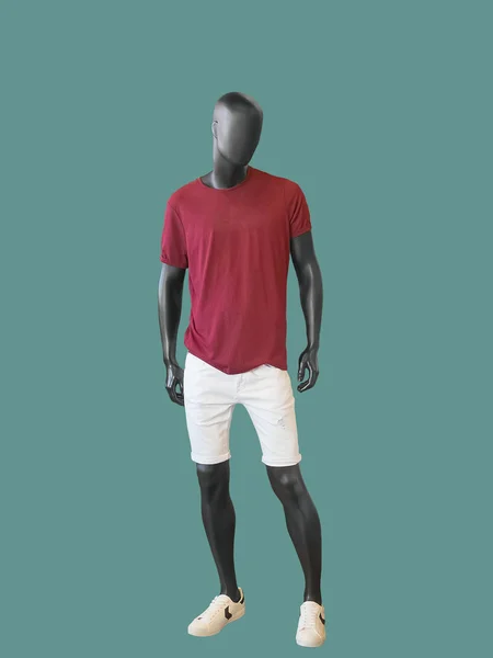 Manichino Uomo Figura Intera Vestito Pantaloncini Shirt Rossa Sfondo Verde — Foto Stock