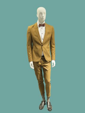 Tam uzunlukta erkek manken izole moda kıyafetler giymiş. Hiçbir marka isimleri veya telif hakkı nesneleri.