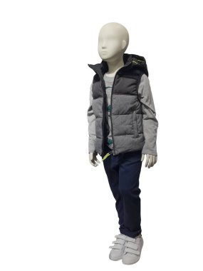 Tam uzunlukta çocuk manken moda çocuk giyim, beyaz arka plan üzerinde izole giymiş. Hiçbir marka isimleri veya telif hakkı nesneleri.
