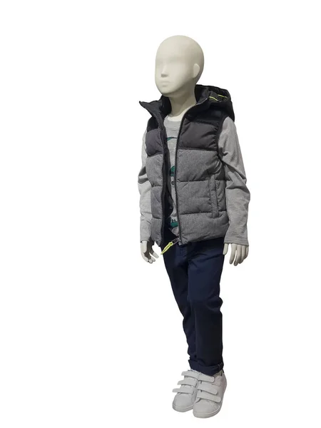 Tam uzunlukta çocuk manken moda çocuk giyim, beyaz arka plan üzerinde izole giymiş. Hiçbir marka isimleri veya telif hakkı nesneleri.