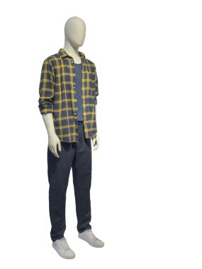 Tam uzunlukta erkek manken beyaz arka plan üzerinde izole rahat kıyafetler giymiş. Hiçbir marka isimleri veya telif hakkı nesneleri.