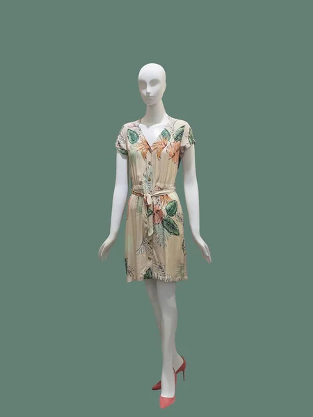 Ganzkörperschaufensterpuppe Sommerkleid Isoliert Auf Grünem Hintergrund Keine Markennamen Oder Copyrightobjekte — Stockfoto