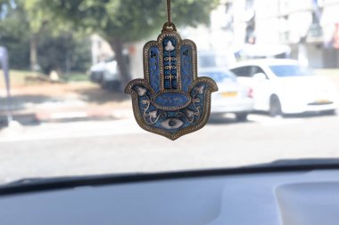 Arabada, Yahudi insanlar iyi şanslar hakkında inanç nedeniyle asılı hamza el muska.