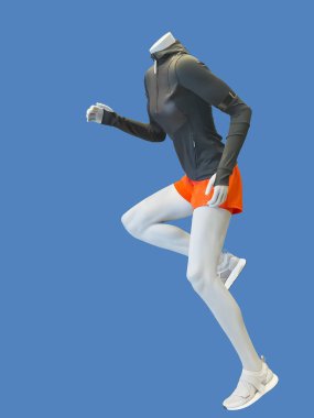 Üzerinde mavi arka plan izole kadın manken çalıştırıyor. Hiçbir marka isimleri veya telif hakkı nesneleri.