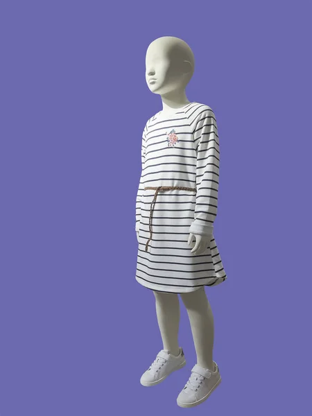 フルレングス子供のマネキンが分離された白の縞模様のドレスを着ています ないブランド名や著作物 — ストック写真
