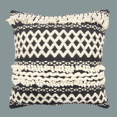 Örgü desenli dekoratif yastık. Yeşil arkaplanda izole.