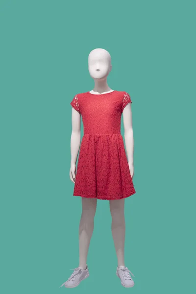 Παιδί Μανεκέν Φορώντας Κόκκινο Φόρεμα Απομονωμένα Πράσινο Φόντο Καμία Επωνυμιών — Φωτογραφία Αρχείου