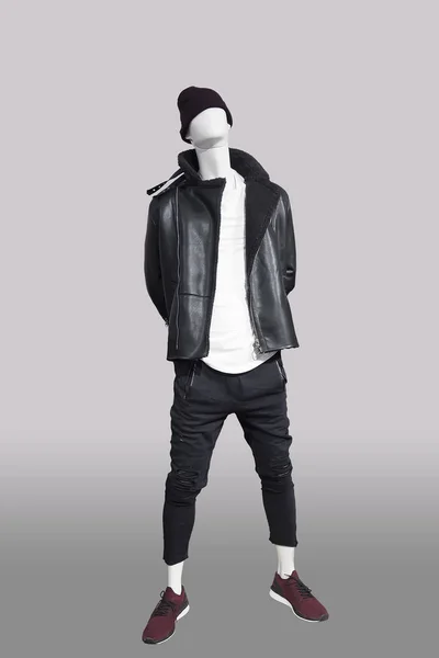 全长男性人体模型穿着黑色保暖皮夹克 无品牌名称或版权对象 — 图库照片