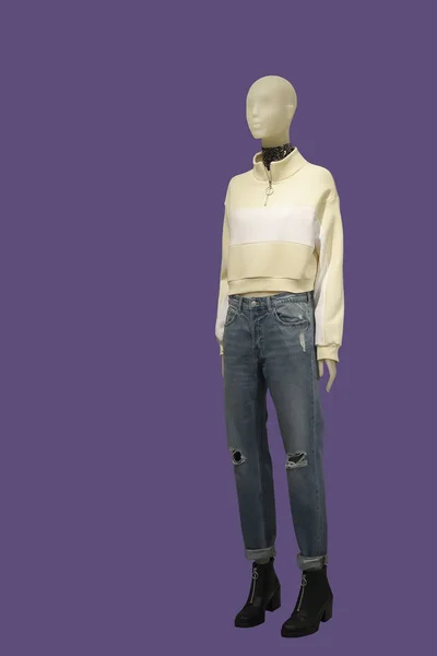 フルレングスの女性マネキン黄色ジャンパーと分離された青の破れたジーンズを身に着けています ないブランド名や著作物 — ストック写真