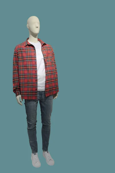 Full Length Mannelijke Etalagepop Gekleed Rood Geruite Shirt Spijkerbroek Geïsoleerd — Stockfoto