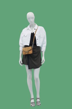 Tam uzunlukta kadın manken.