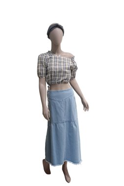 Tam uzunlukta kadın manken.