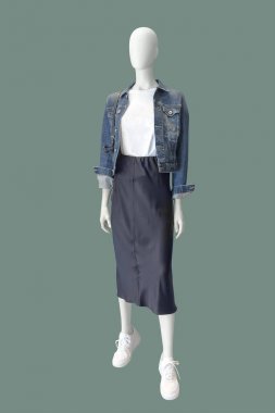 Tam uzunlukta kadın manken.