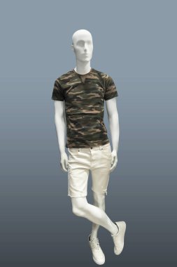 Tam uzunlukta erkek manken.  